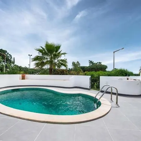 ヴィラ Sleeps 6 Pool Air Con T607941 *