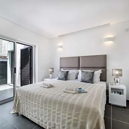 ヴィラ Sleeps 6 Pool Air Con T607941 *