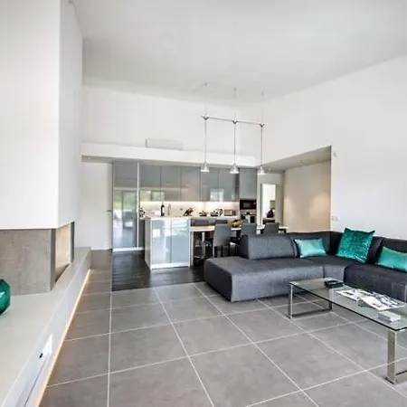 Villa Sleeps 6 Pool Air Con T607941 *